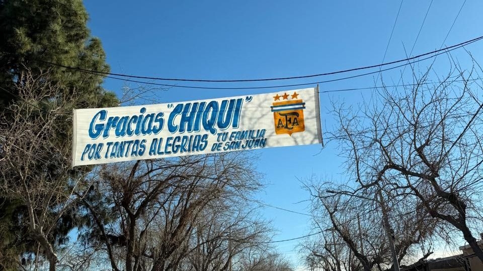 Aparecieron pasacalles en apoyo a Chiqui Tapia en Concepción